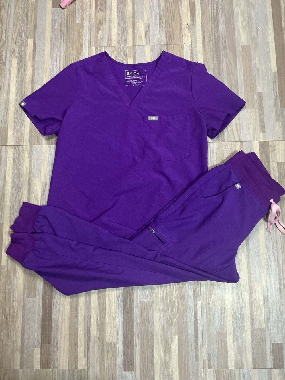FIGS Discontinued Ultra Violet Women's Scrub Set Catarina top Zamora joggers - Picture 1 of 11